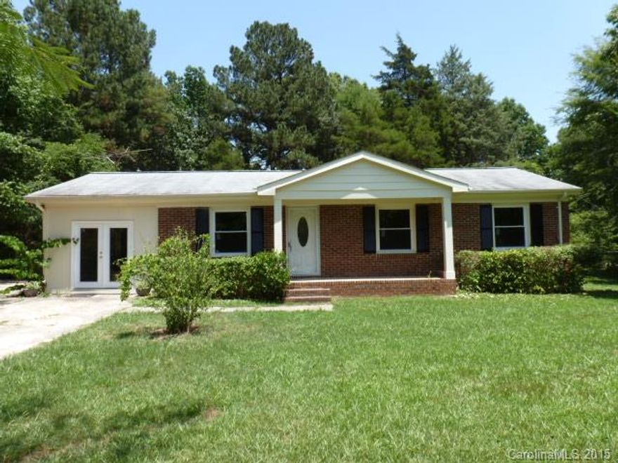 Great starter home, brick, large front porch, LR, GR, kitchen w/breakfast area, nice fenced back yard, laminate floors, new replacement windows.