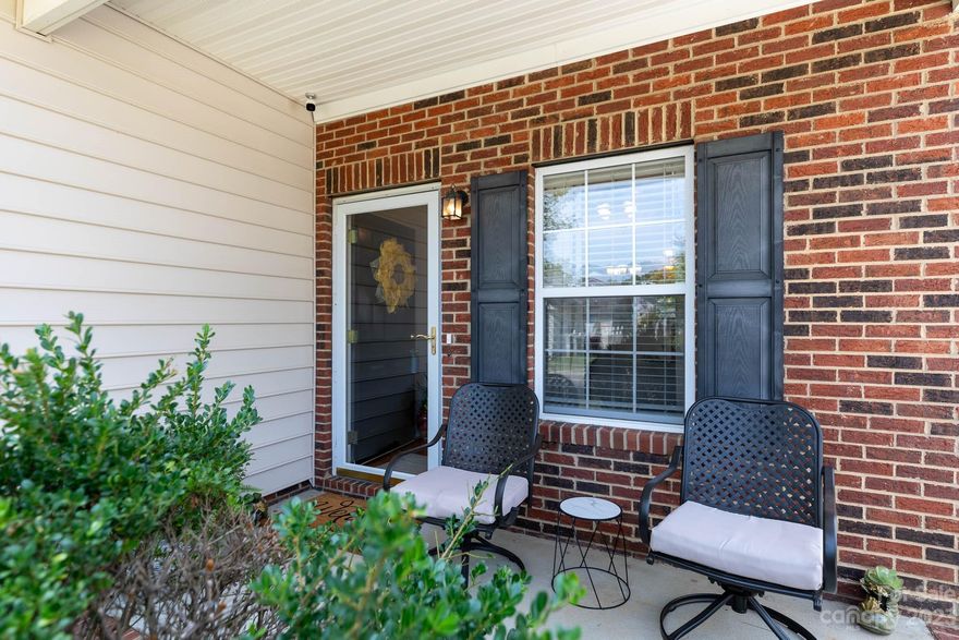 Don't miss this beautiful, well maintained one level townhome.  Close to shopping, dining, and medical.  2 bed, 2 bath.