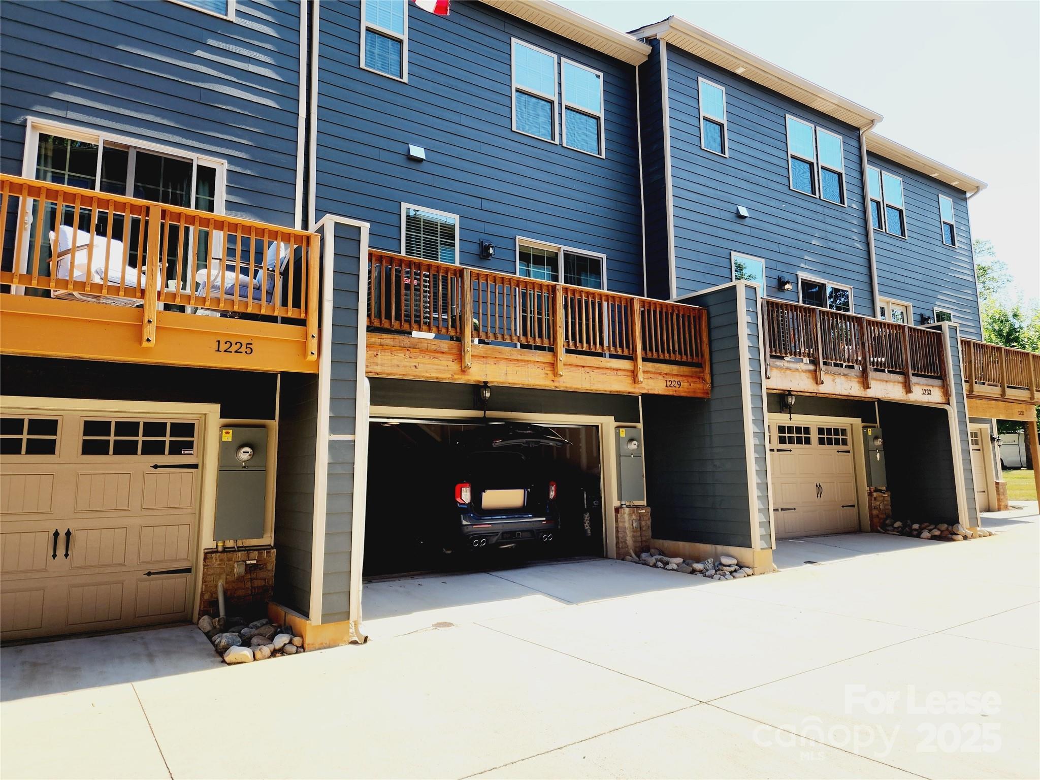 1229 Queen Lyon Court