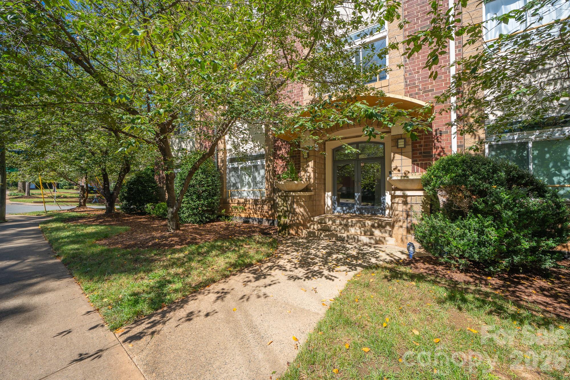 404 N Laurel Avenue