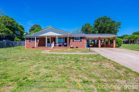 Photo of 2984 Lutz Boulevard, Newton, NC 28658 (MLS # 4372809)