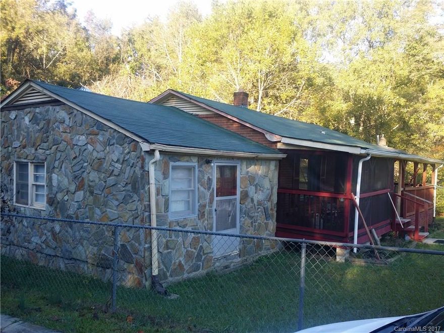 MIGHT APPEAL TO INVESTORS OR BUYERS NOT AFRAID OF A LOT OF TLC WHO DOESN'T WANT HOA!!!!
Great location, right around corner from 485 at Moores Chapel.  Minutes from Whitewater facility.
Corner lot, fenced.