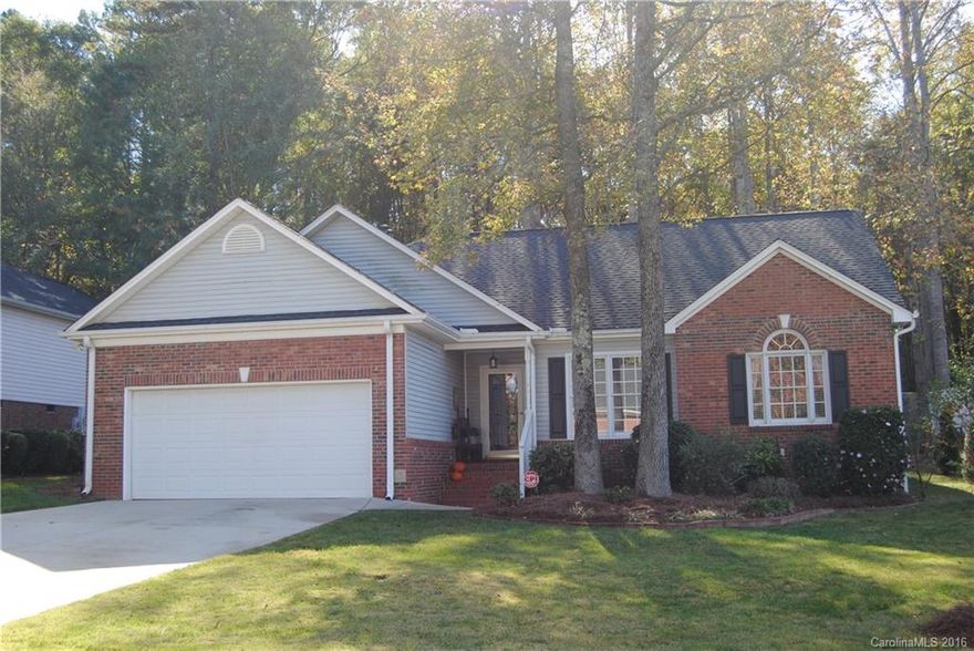 An immaculate brick front home with double garage.  Hardwood floors in kitchen,breakfast area, formal dining!  Family room with fireplace and vaulted ceiling.  Stainless appliances, spacious closets.  Master with tray ceiling and large mater bath with garden tub!  Outside is fantastic...manicured lawn!! Backyard is fenced for privacy,new deck on back with lots of room to relax or entertain..Minutest to I-77!  No HOA fees...