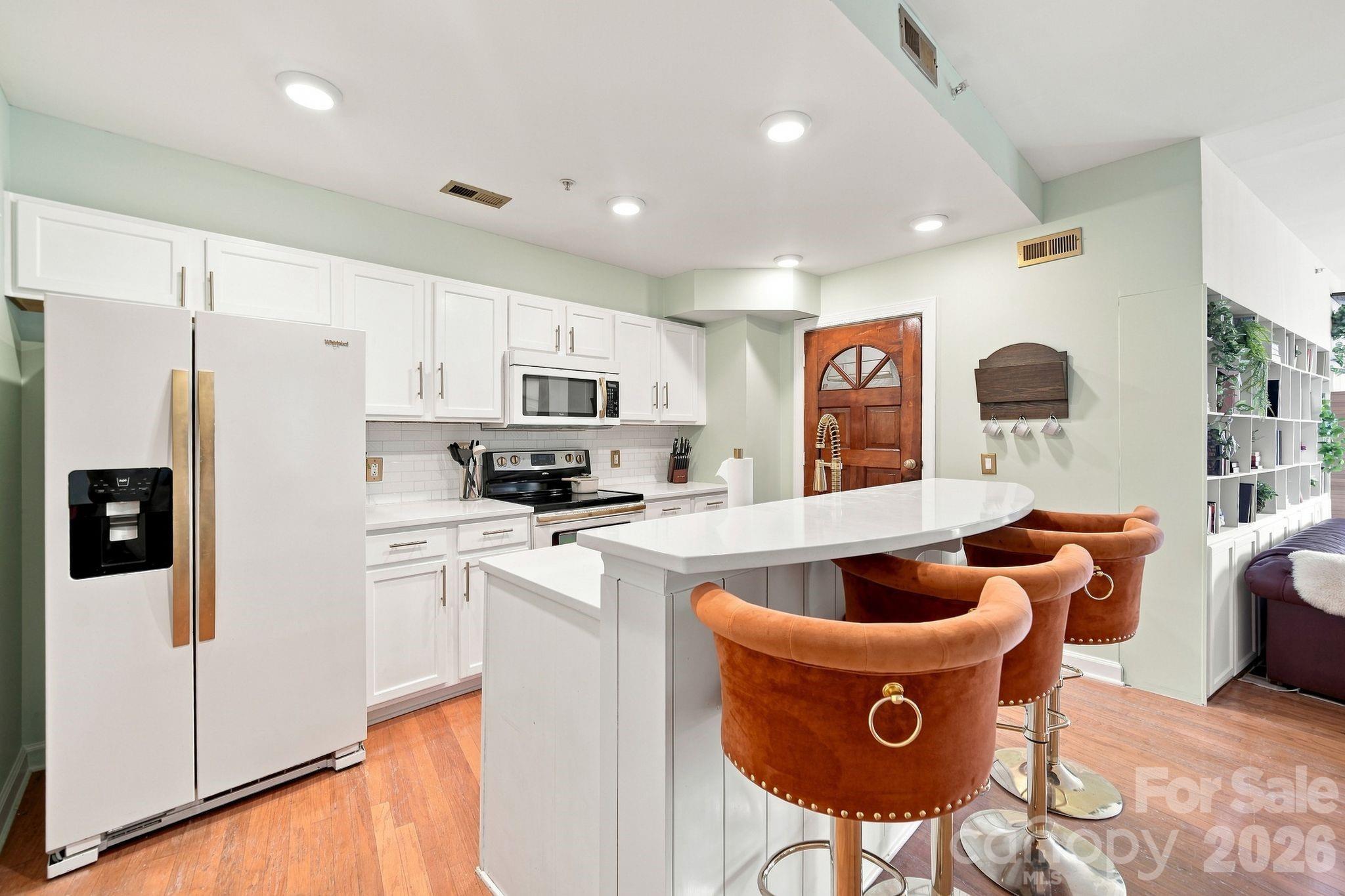 718 W Trade Street 808