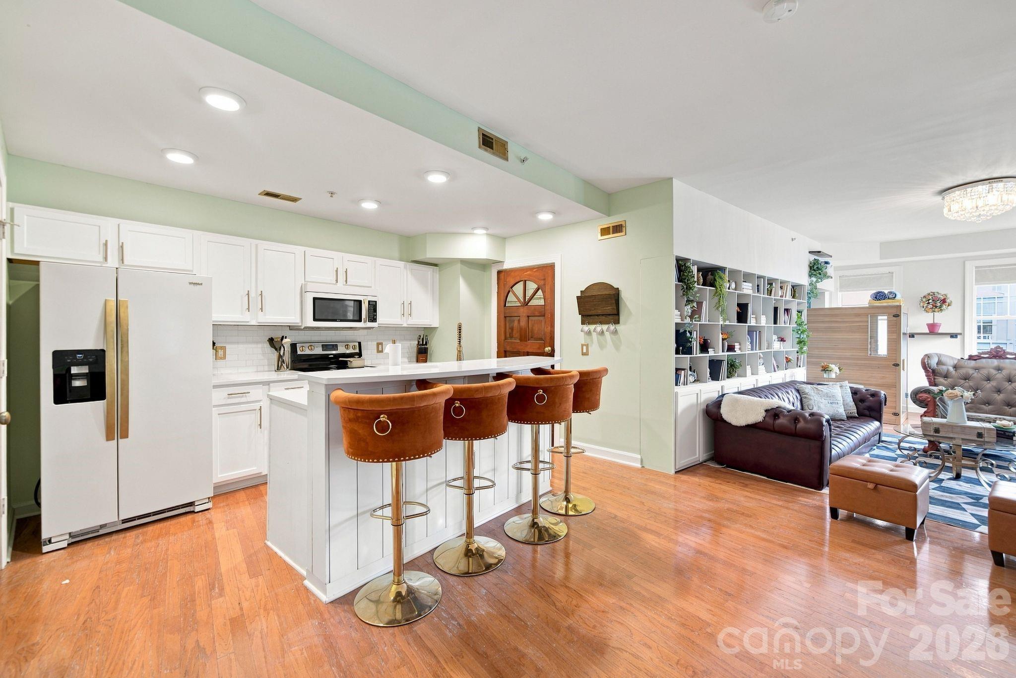 718 W Trade Street 808