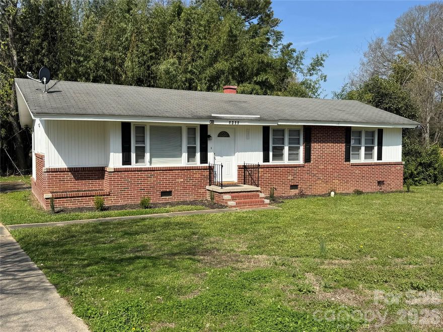 Very nice 3 bedroom 2 bath 1 story, family room, kitchen, granite, newer flooring, wood, LVT, tile, convenient to shopping and I-77