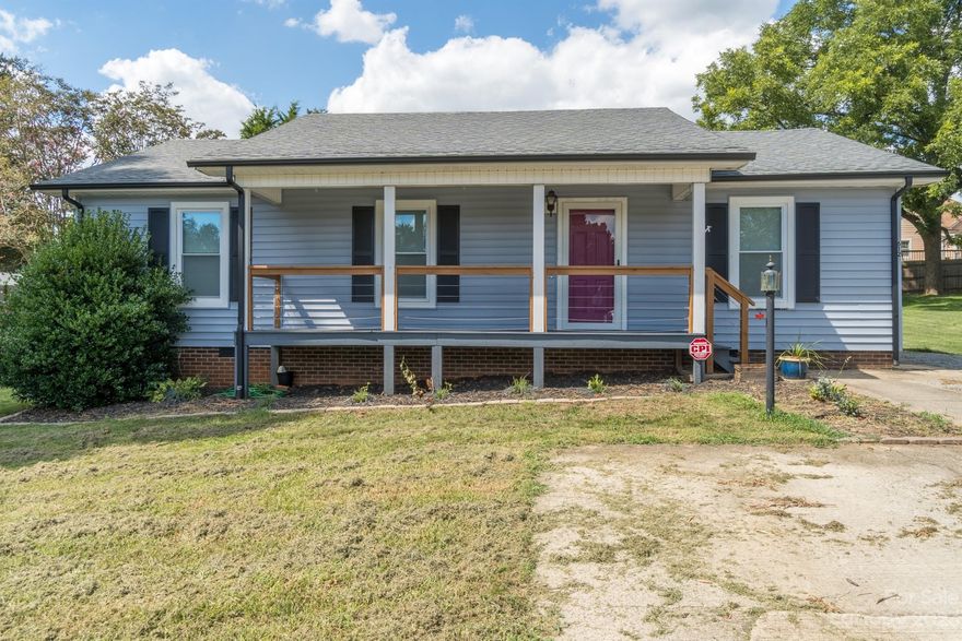 Come check out this beautiful 3 bedroom, 2 full bath that sits on .19 acres, has a fenced in back yard and a building for extra storage.  This home has a split floor plan, a gas stove and gas water heater.  You have to come check out this cute ranch style home that is close proximity to stores and minutes from downtown Newton.