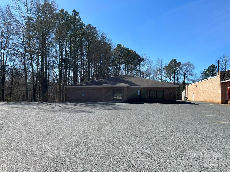 Large freestanding commercial space on Hwy 52. Great visibility from the road. Property is over 5000sq ft and features reception areas, large open space, 8 private rooms for offices, 4 baths and a kitchen area. Brick building we great viability on busy main thoroughfare. 

Please note Renters Insurance is required.