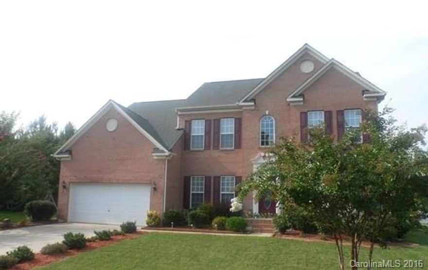 Beautiful home located in a cul­-de­-sac on a premium lot. Great floor­ plan for entertaining and large gatherings. Spacious kitchen with Corian countertops and black appliances. Great room with gas log fireplace that leads to the large Sunroom. Screened in porch for year round relaxation. Huge upper level bedrooms with His/Her vanities, garden tub, walk-in closet and sitting area in Master. 5th bedroom can be used as a Bonus. Boat Storage!!!