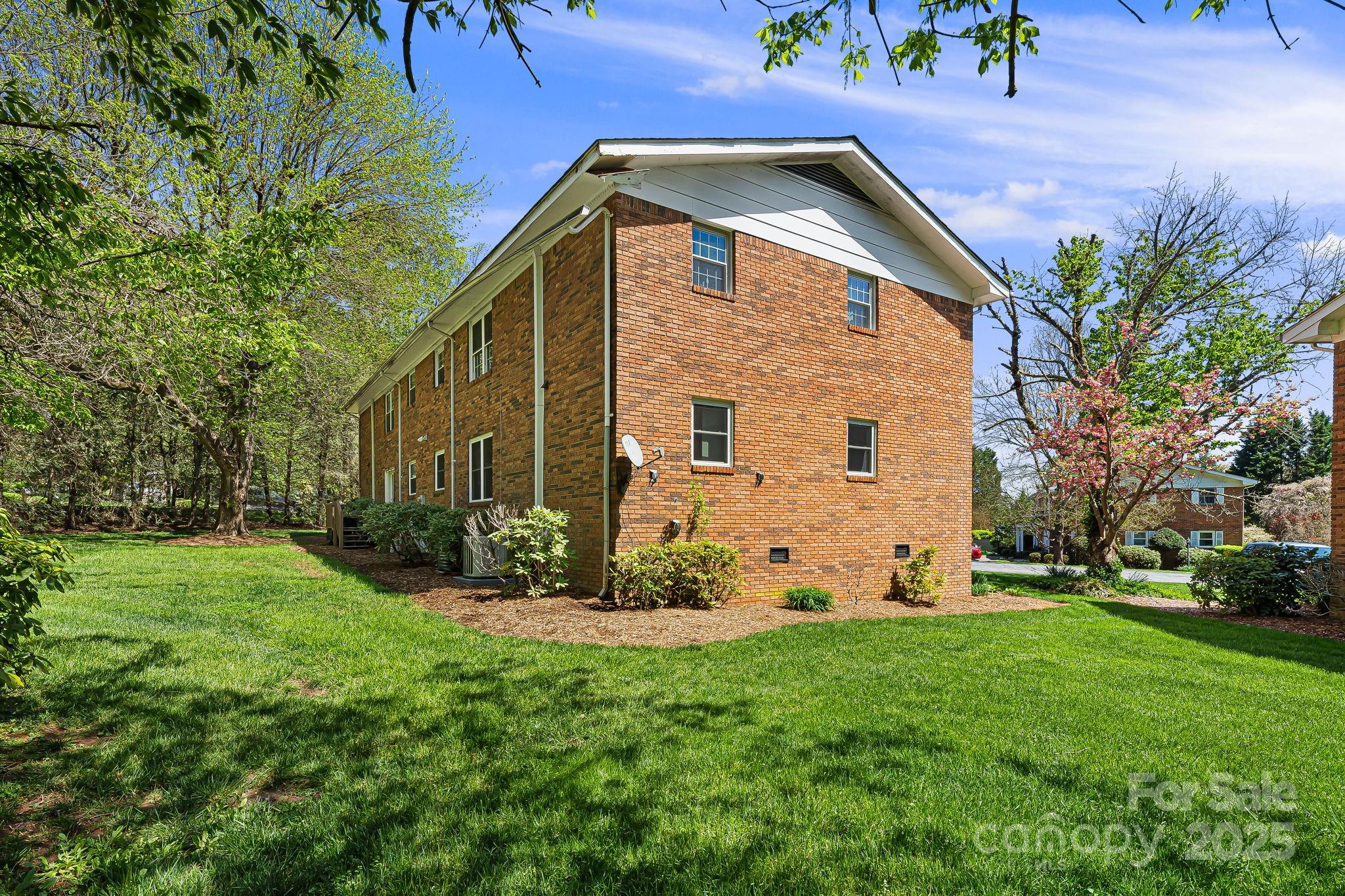 Colonial Manor - Residential