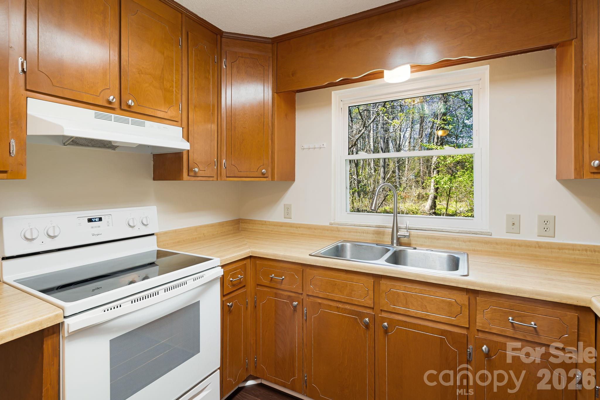 Colonial Manor - Residential