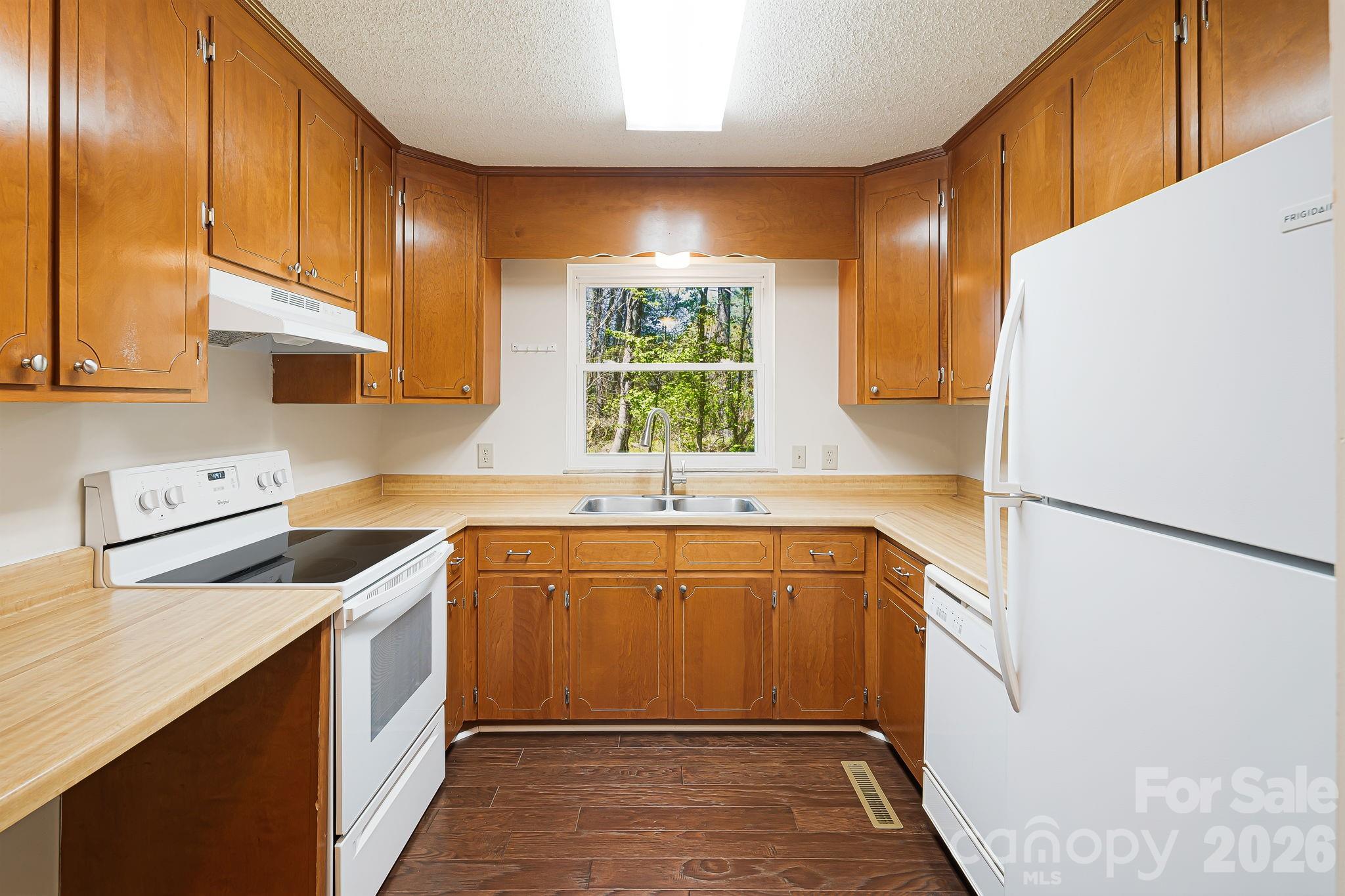 Colonial Manor - Residential