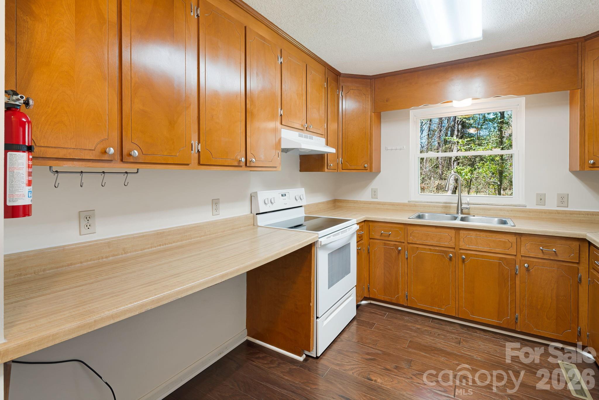 Colonial Manor - Residential