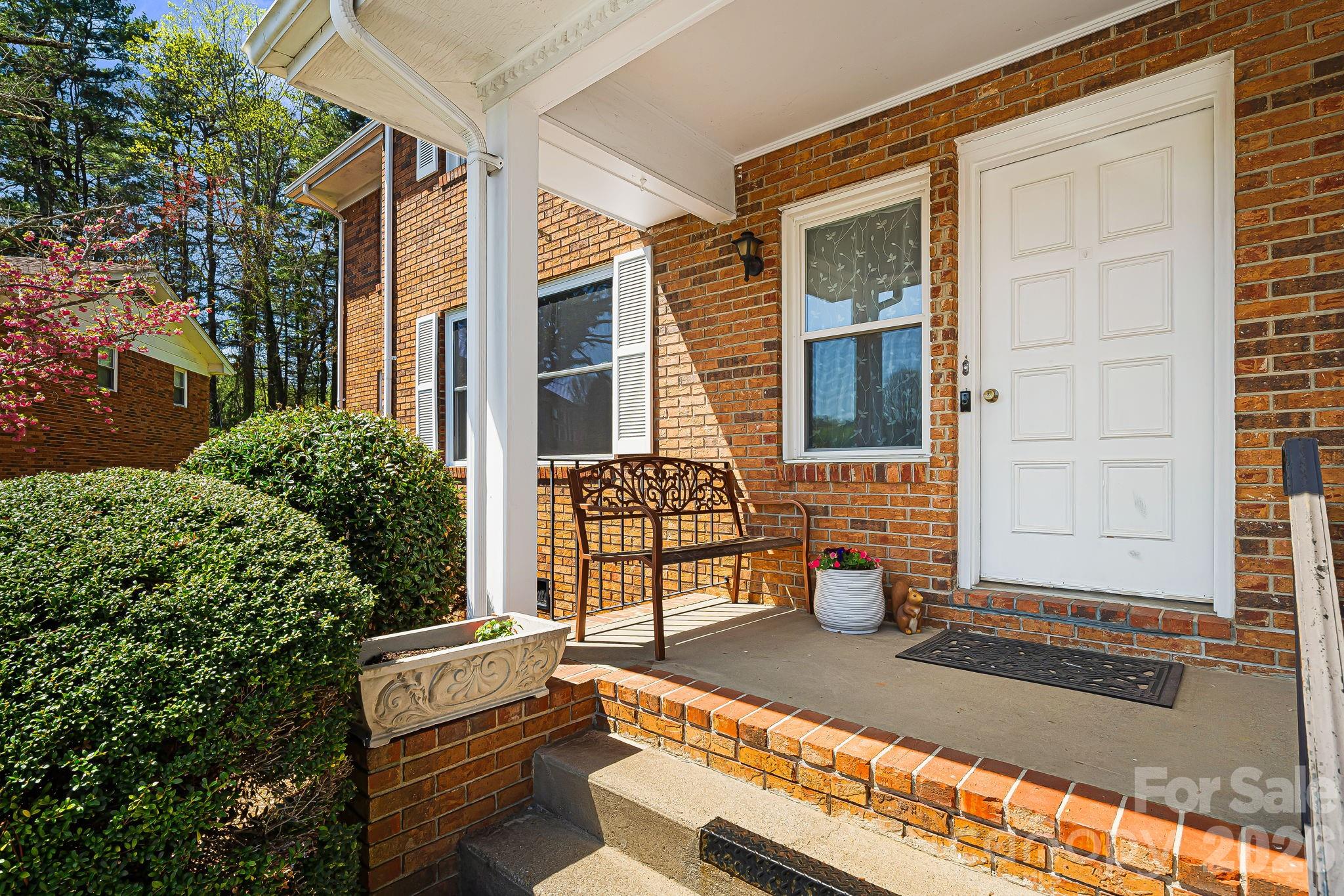 Colonial Manor - Residential