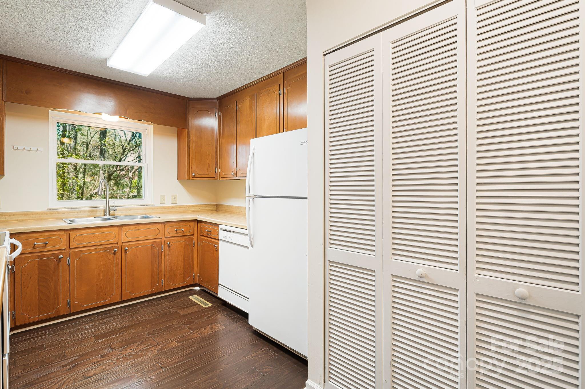 Colonial Manor - Residential