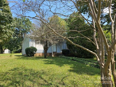 Photo of 6003 Bridlewood Lane, Charlotte, NC 28215 (MLS # 4301970) Photo of 6003 Bridlewood Lane, Charlotte, NC 28215 (MLS # 4301970)