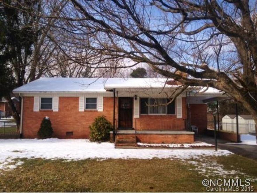 Nice brick home in downtown Waynesville. Living room FP. Single level living. Mountain views. Open/covered front & back porches. HW floors!  NEW A/C! 1 car carport. Roomy backyard. Fenced backyard, newly installed privacy fence on carport side of house. City water/sewer. Could be great for 1st time home buyer, investor or 2nd/vaca home. Close to dining, golf, shopping, entertainment & more in town, BRP, Maggie Valley, 1/2 hr. to Asheville.