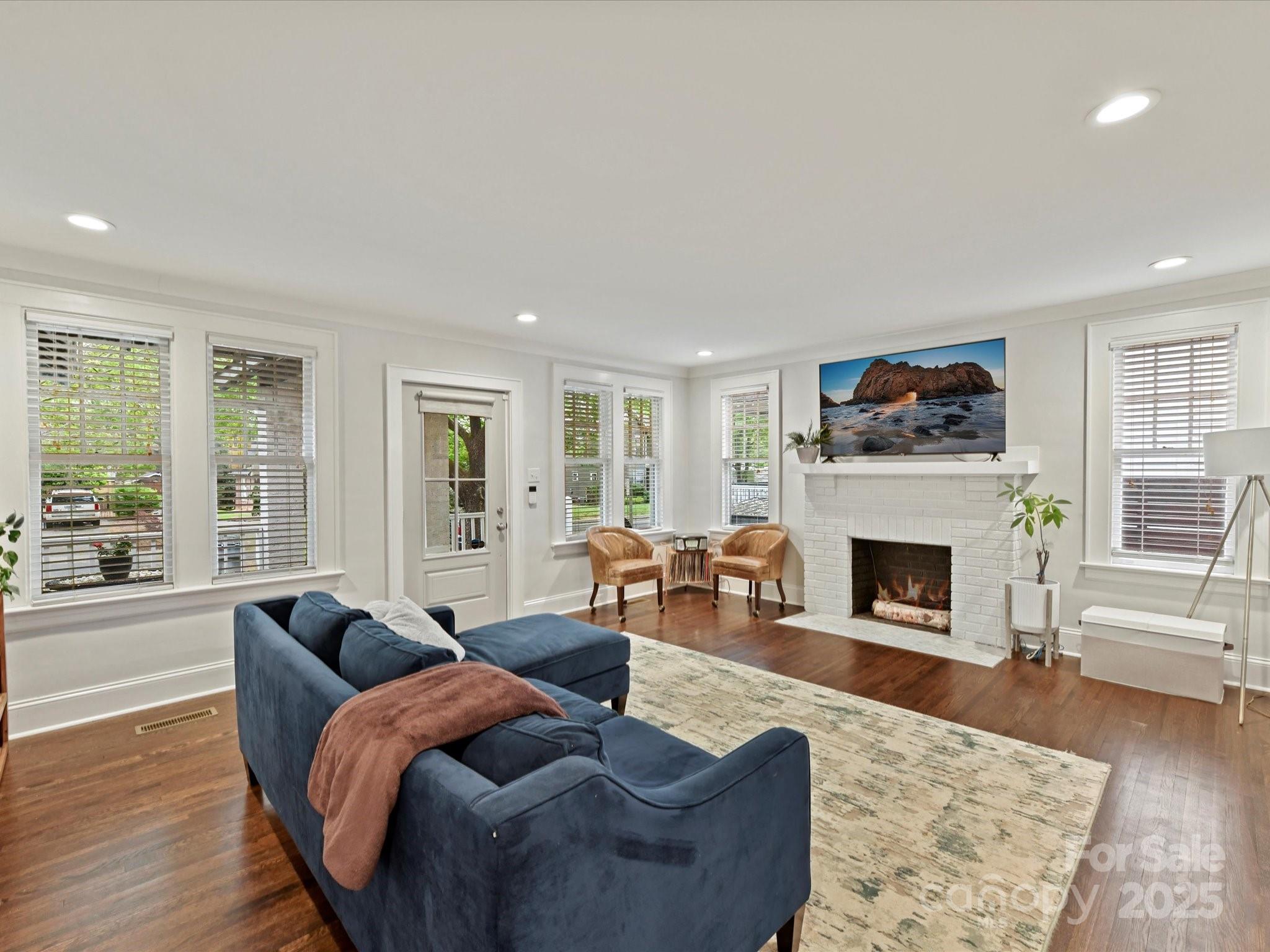 925 E 35th Street