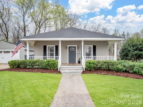 Photo of 2101 Jackson Street, Belmont, NC 28012 (MLS # 4357672)
