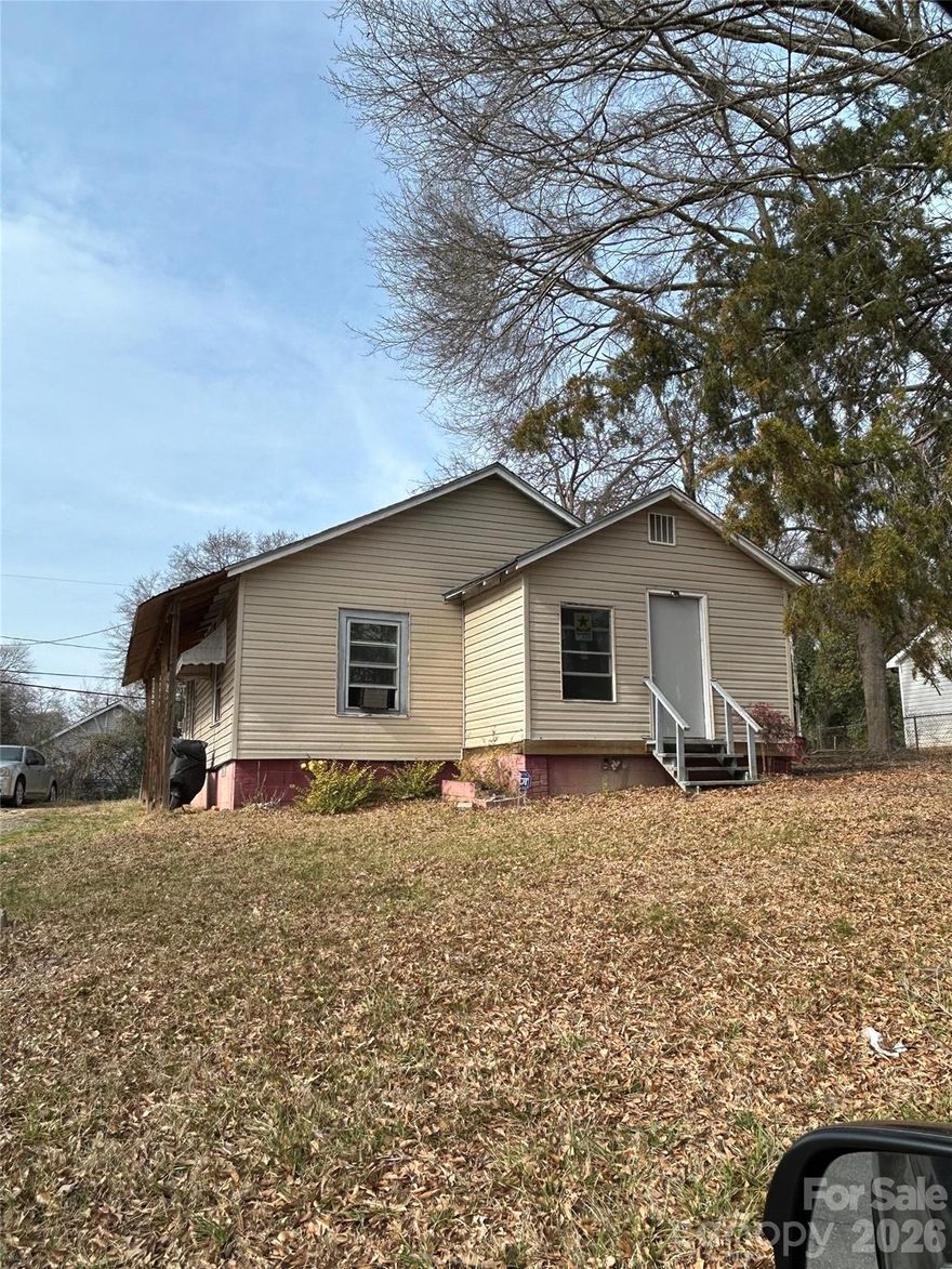 Investor Special! Take advantage of this large lot that could possibly be subdivided. This home is ready for a full remodel. Schedule a showing today.