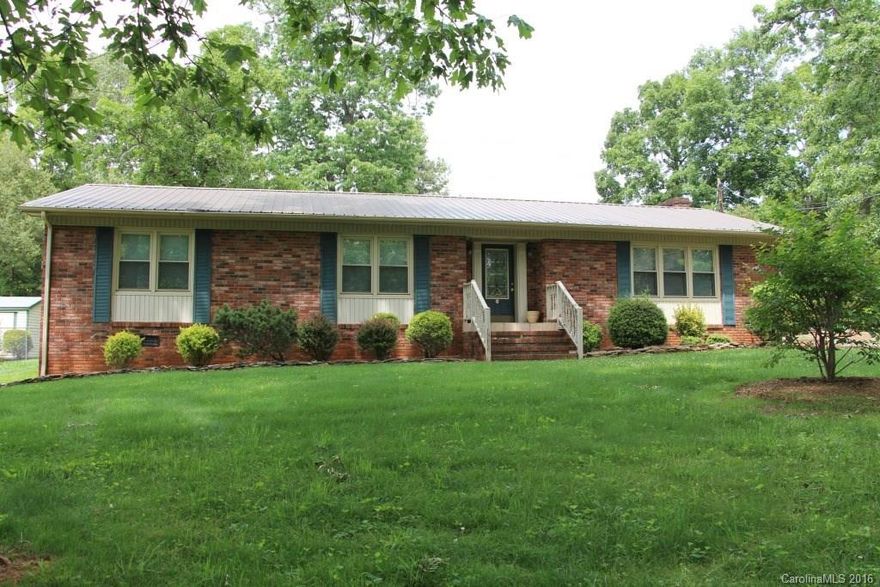NE Hickory, one level brick ranch that is ready to move-in! The foyer flows into the living room featuring hardwood floors. The kitchen is newer w/ SS appliances, pantry, breakfast island, & dining area w/ gas log fireplace & access to the back porch. The master bedroom has a master bath & double closets. Bedrooms 2 ,3, & 2nd full bath are down the hallway w/ laundry. An oversized screened-in back porch, double carport and deck are located out back along w/ utility room. Great location.
