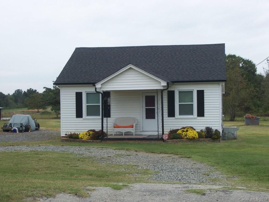 Looking for a little cottage outside of city limits? Why pay rent when your payment could be less than $500+/- a month. Great location with easy commute to York, Clover, Rock Hill, or Gastonia.