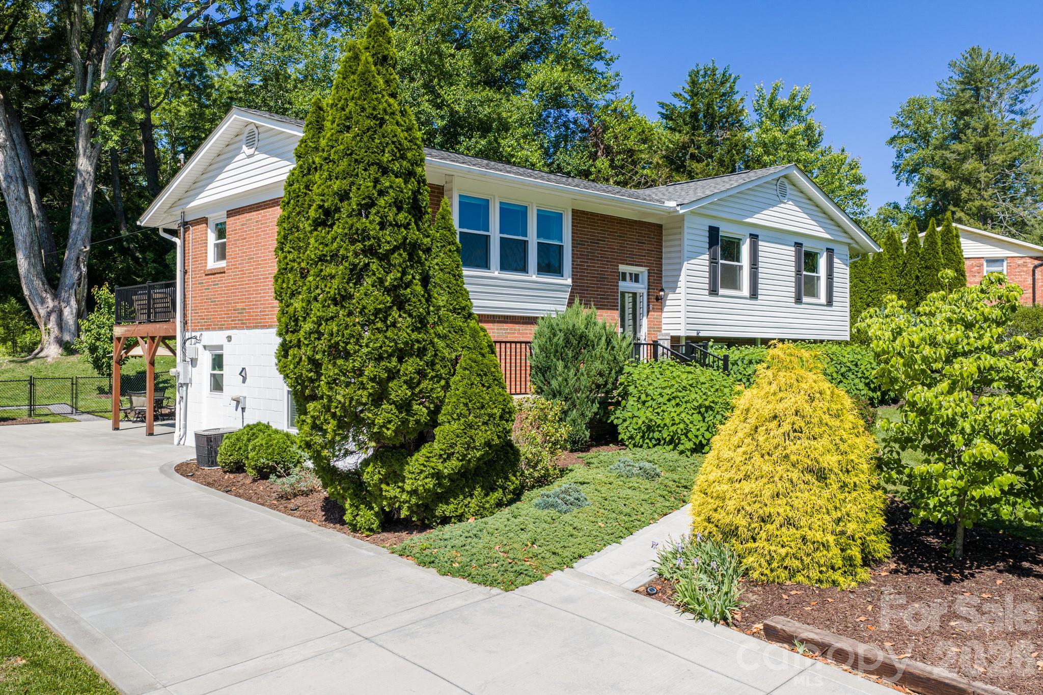 11 Summit Drive