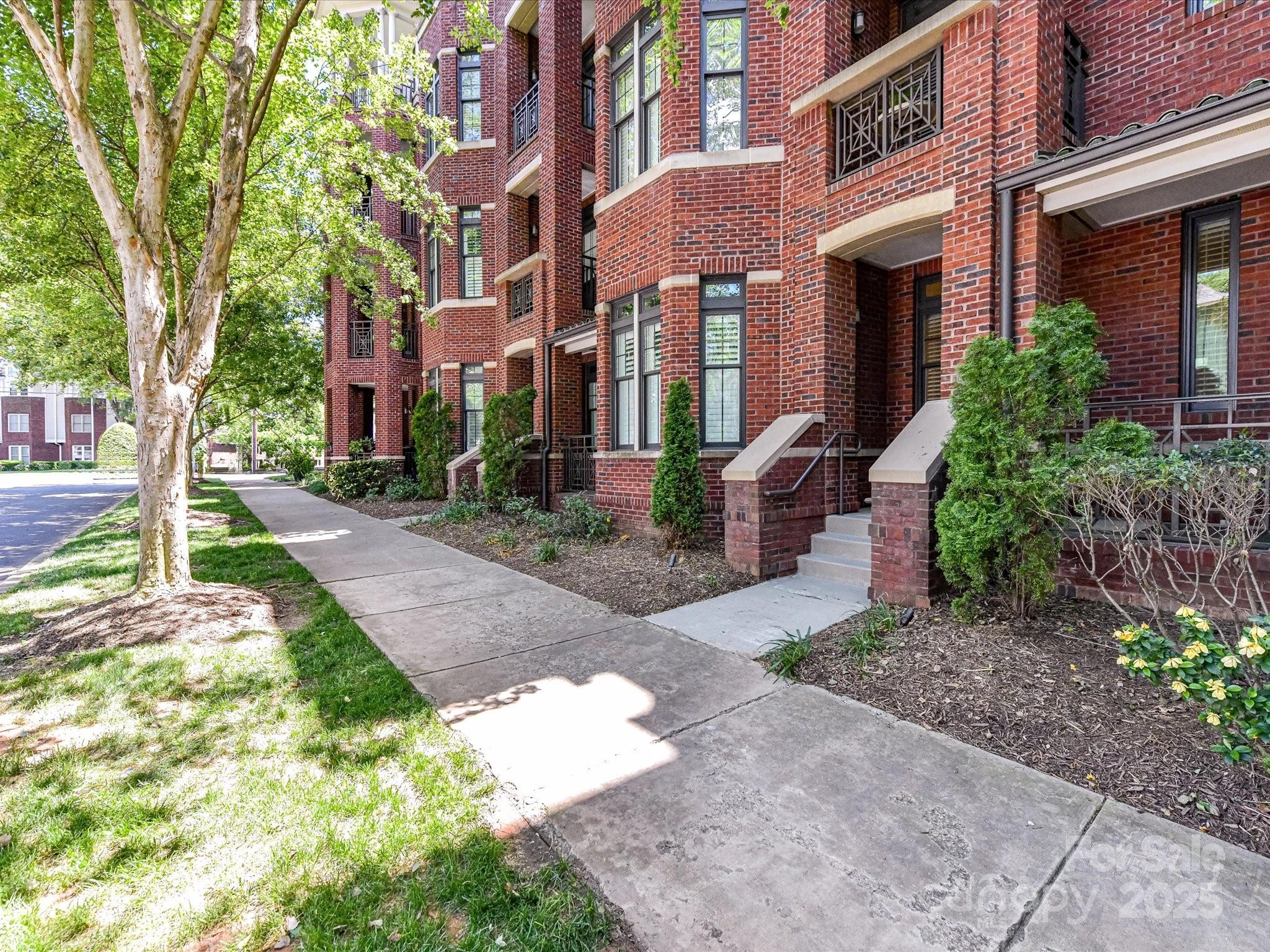 2810 Selwyn Avenue 104
