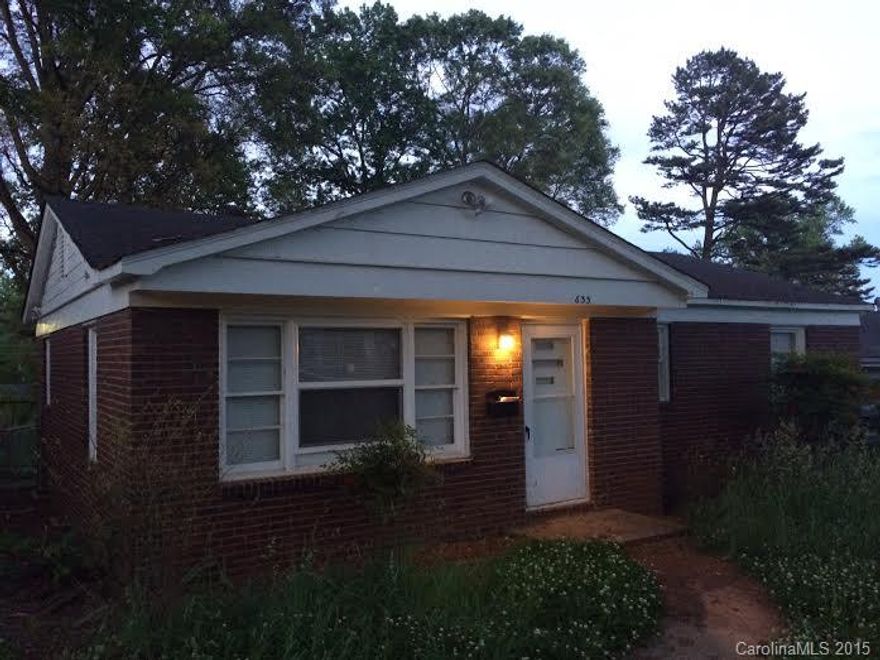 This property has 3 bedrooms and 1 bathroom. Large yard with this house, great for enjoying the outdoors! Easy access to I-85 and Hoskins Park!