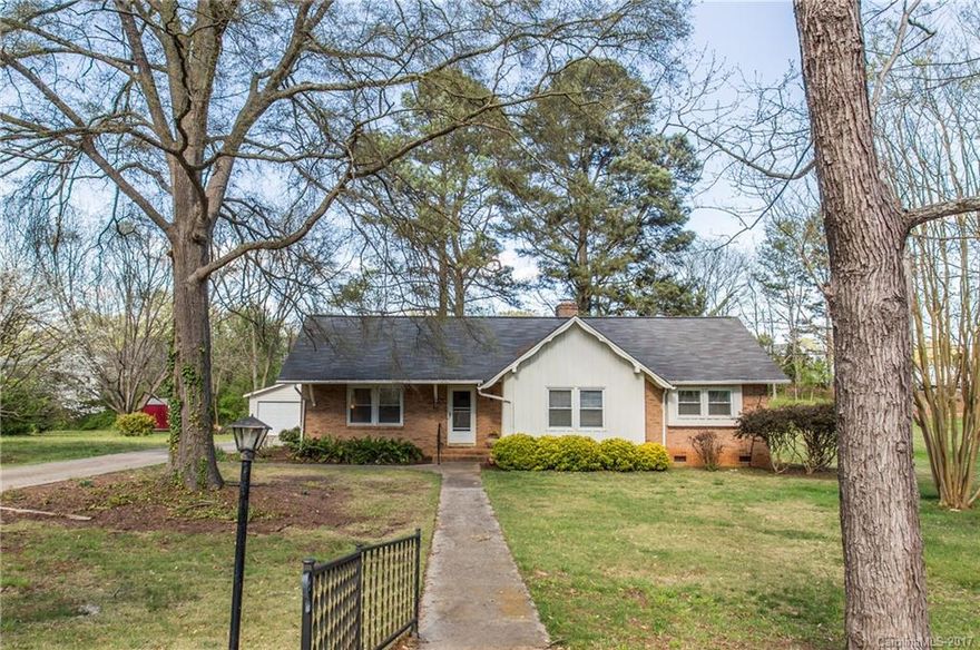 Beautiful Ranch home in Swan Meadows, with 4 bedrooms and 2 1/2 baths. Detached 2 car garage with workshop behind, large screened in porch off of the eat in kitchen. Walking distance to elementary schools.