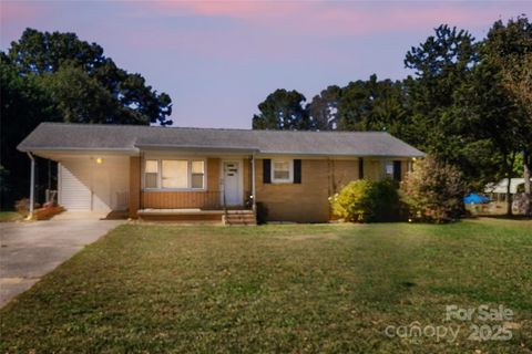 Photo of 913 Harper Road, Gastonia, NC 28056 (MLS # 4314996) Photo of 913 Harper Road, Gastonia, NC 28056 (MLS # 4314996)