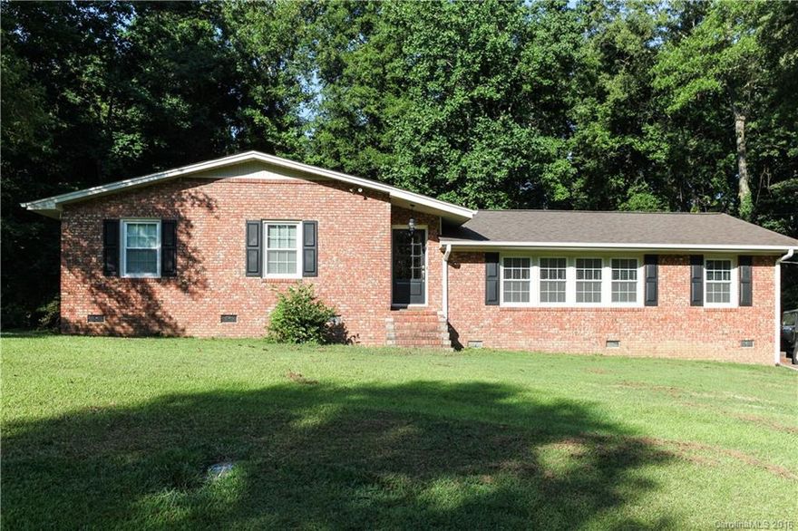 Come home to this completely renovated gem, featuring 3 bedrooms and 2 baths on almost an acre.  Enjoy your morning coffee or afternoon tea on the private deck.  Conveniently located to everything Rock Hill has to offer.
New roof, windows and gutters added Spring of 2016