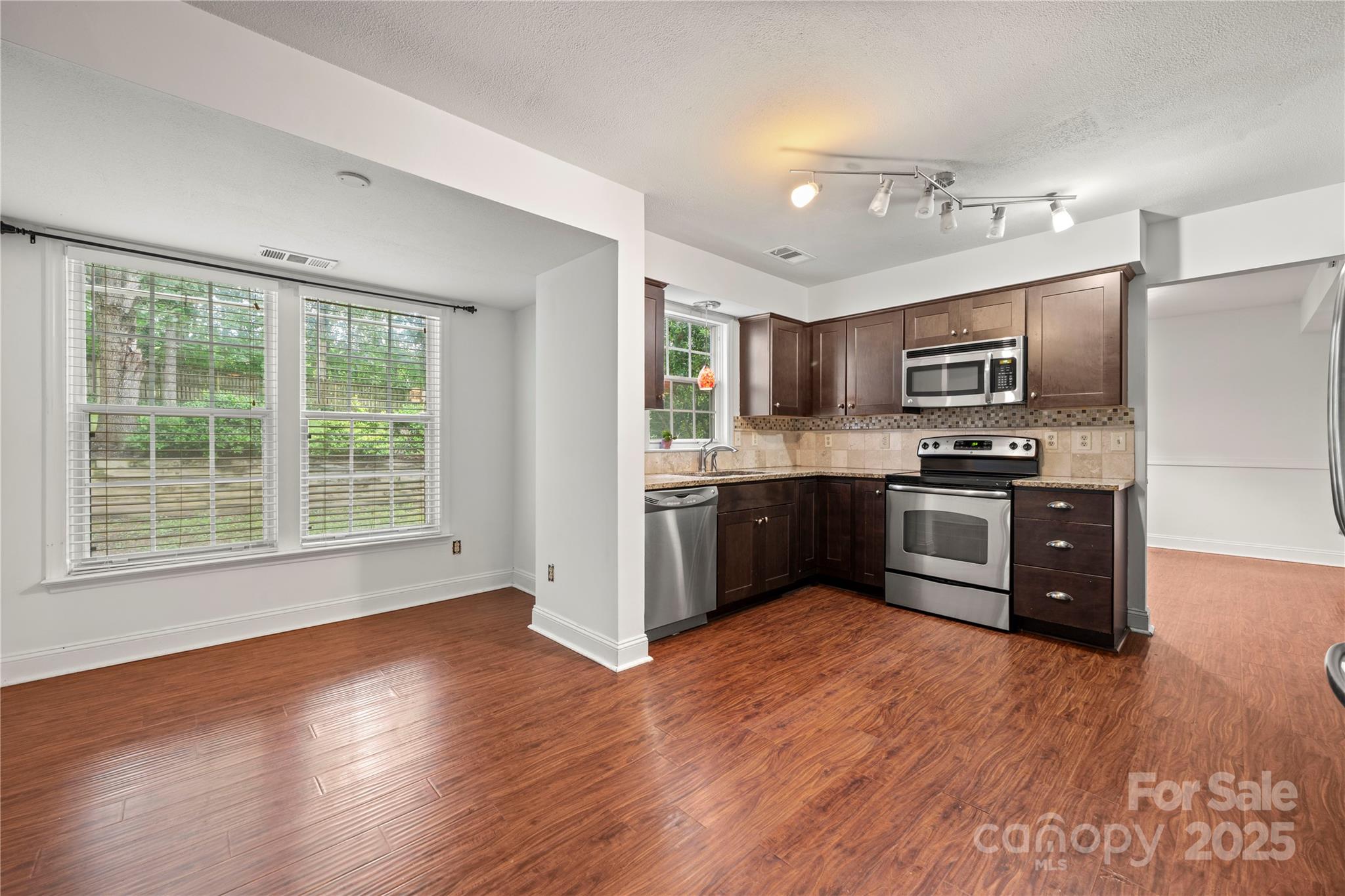 1230 Ridgebury Terrace