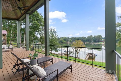 Photo of 7067 Wateredge Drive, Sherrills Ford, NC 28673 (MLS # 4305882)