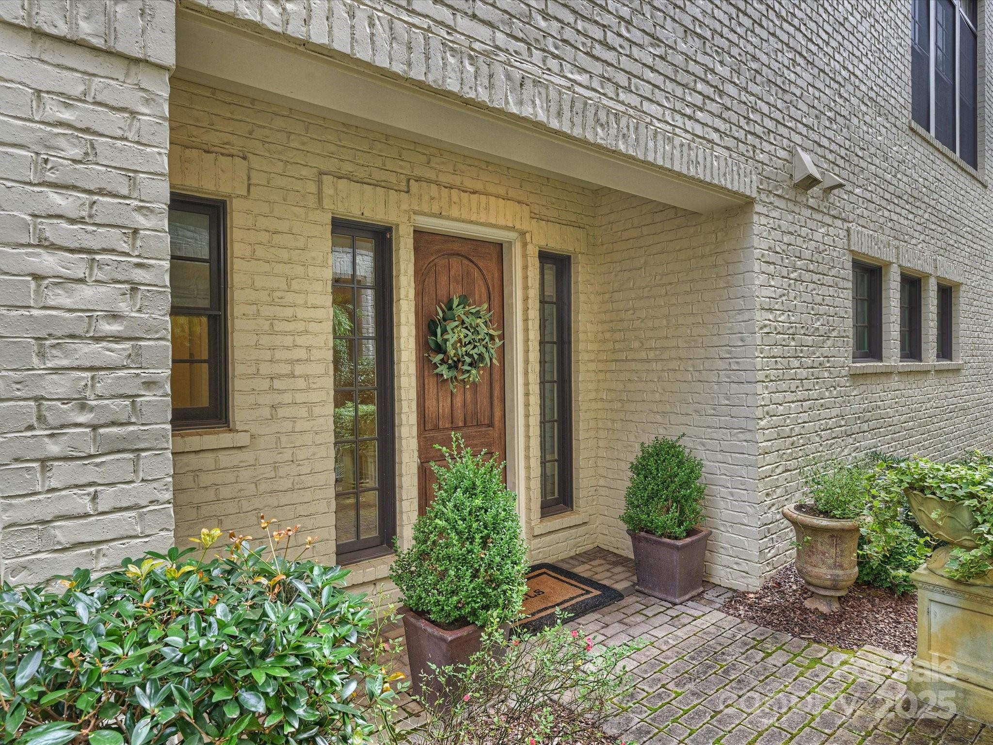 5014 Vernet Lane
