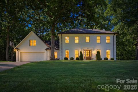 Photo of 1015 Thistle Court, Charlotte, NC 28211 (MLS # 4381396)