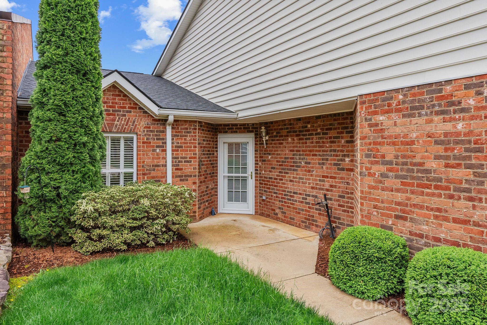 52 Lake Pointe Circle