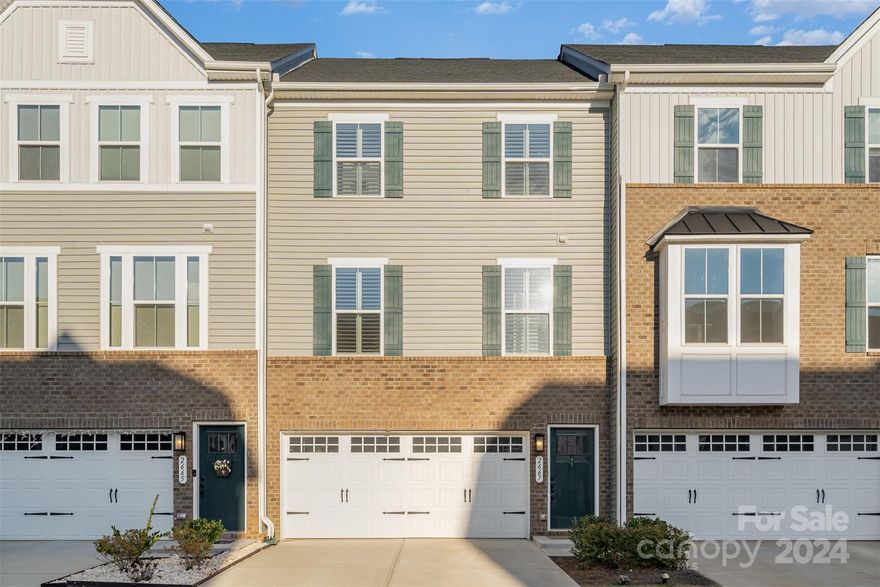 Welcome to this beautifully maintained townhome in the desirable Regent Park community! Offering 3 spacious bedrooms, 2.5 bathrooms, and a double garage, this home provides both comfort and style. Enjoy access to a wealth of amenities in Regent Park and top-rated Fort Mill Schools. Conveniently located with easy access to Ballantyne, Pineville, Indian Land, Fort Mill, and Charlotte, you’ll love the prime location.
Inside, you'll find generously sized rooms filled with natural light, ceiling fans, and walk-in closets. The open-concept layout features a split-bedroom plan, providing privacy and ease of living. The updated kitchen and crown molding throughout add a touch of elegance to the home. This townhouse truly has it all—spacious, modern, and move-in ready! Don’t miss your chance to make it yours!