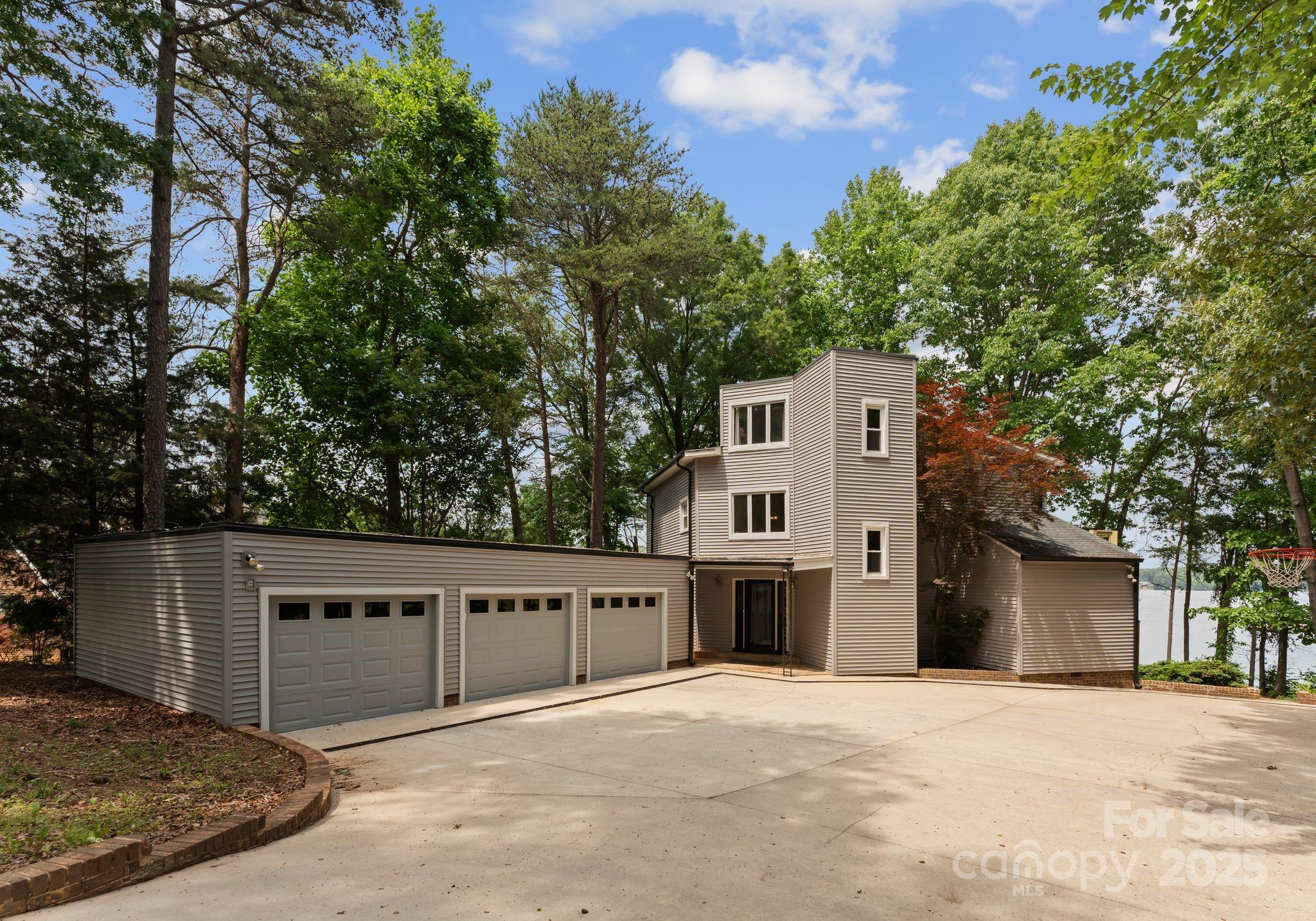 5075 Lakeview Circle