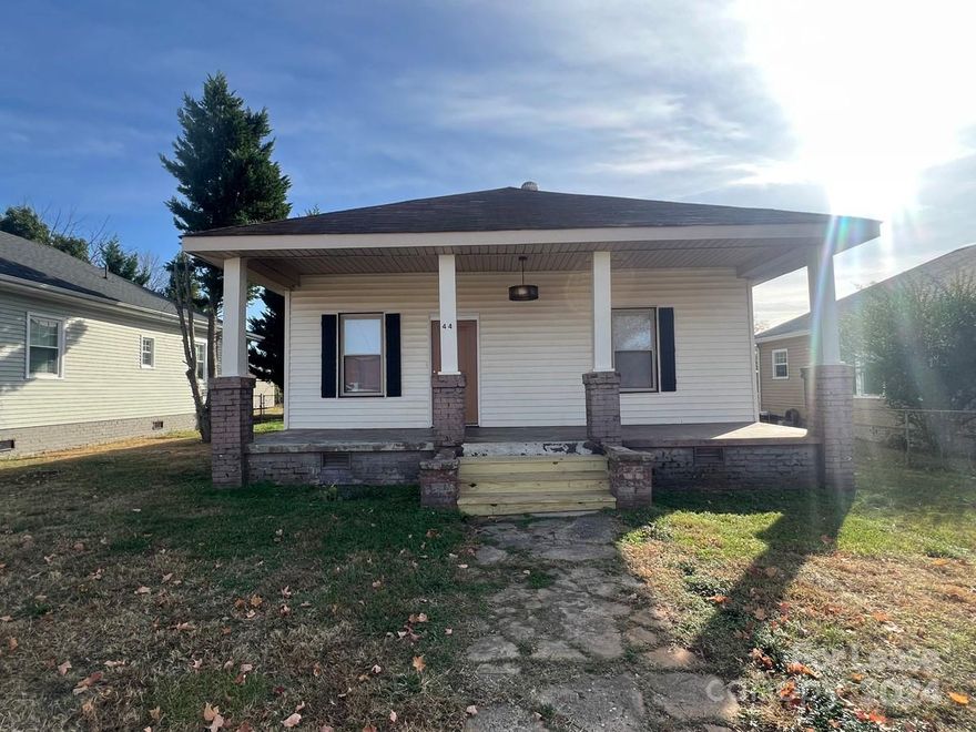 Beautiful 3 bedroom, 1.5 bathroom mill home in the charming town of Ranlo. This completely remodeled property boasts new flooring, fresh paint, and updated stainless kitchen appliances. With a spacious front porch and a large backyard, this home offers the perfect blend of comfort and outdoor space. Located just minutes from HWY-85, providing easy access to Franklin Square, Downtown Gastonia, Charlotte, Spartanburg, HWY-74, and the NC Mountains. With such convenient access, you'll have everything you need within reach. Don't miss out on this prime location!
*Move-in Special... half off of the first months rent*