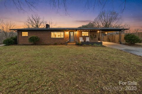 Photo of 3115 Falling Creek Road NE, Hickory, NC 28601 (MLS # 4330845)