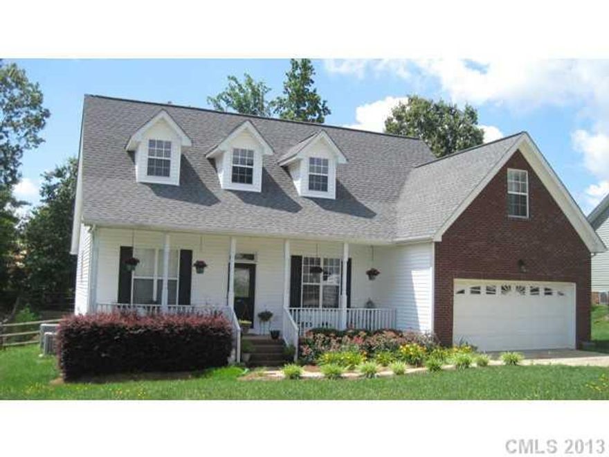 Pretty as a Picture!  Fabulous 4BR/2.5BA, 9' ceilings,  Master on Main, granite counters in Kitchen, Eating Bar, Brkfast Room, SS appliances, lots of cabinetry, Formal DR, Wood Floors on main level/Baths w/tile floors. Greatroom w/gas log FP, Trayed MBR on Main level, large walk-in closet and garden tub/sep shower, dbl sink vanity, city utilities. BuyersAgents must verify pertinent info deemed nec