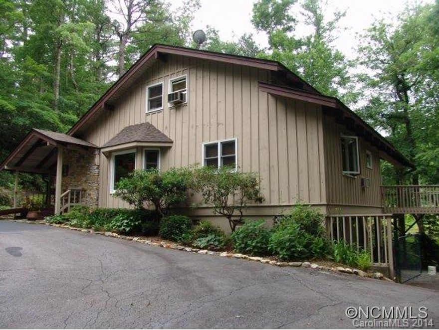 A "Special Spot" on #2 fairway of Lake Toxaway Golf Course! Custom built, one-owner home with vaulted/cathedral ceiling, beautiful native stone fireplace, open & covered decks, golf course frontage & the sound of rushing water.  Master on main with 2 guest bedrooms off the upstairs balcony.  A spare room downstairs, with a full bath, serves as an office, media room, den or a bunk room. Golf cart storage & garage on lower. Pet friendly/fence area.