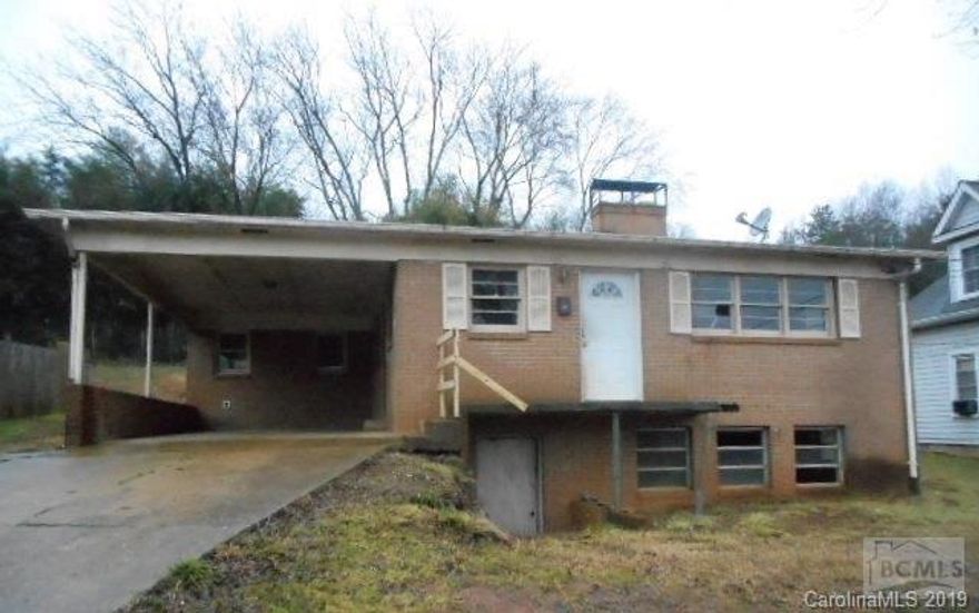 3 bedroom, 2 bath brick home in town with living room/dining room combo, good sized bedrooms, basement, and carport. See attachment for PAS requirements and WFHM offer submittal information in MLS document section. Standard sellers addendum will be provided after an offer has been accepted. To report any concerns with a listing broker/agent or to report any property condition or other concern needing escalation, including concerns related to a previously submitted offer or information on how to place an offer, please call: 1-877-617-5274.