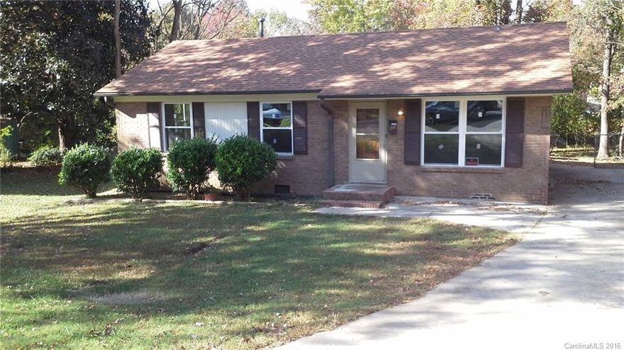 3 BEDROOMS 1 1/2 BATH BRICK RANCH. NEWER CENTRAL AIR AND GAS HEAT. HOUSE ALSO HAS ALL NEW ENERGY EFFICIENT WINDOWS. FRESH PAINT THROUGHOUT AND NEW FIXTURES IN MAIN BATH. FENCED IN BACKYARD. W/D CONNECTIONS. VERY CLOSE TO NEW LIGHT RAIL.
HOME SITS IN A QUITE CUL-DE-SAC.