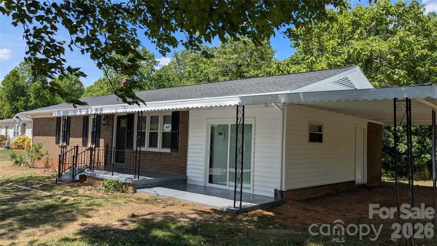Beautiful remodeled 3 bedroom brick ranch with new flooring, paint, cabinets, appliances.  This house is gorgeous and shows like new.  The fully fenced yard will be a great asset.  Location  near the end of the street assures privacy.  New stainless appliances to be installed next week. Den has a closet and could possibly be used as a 4th bedroom.  Hurry on this great home priced very favorably.