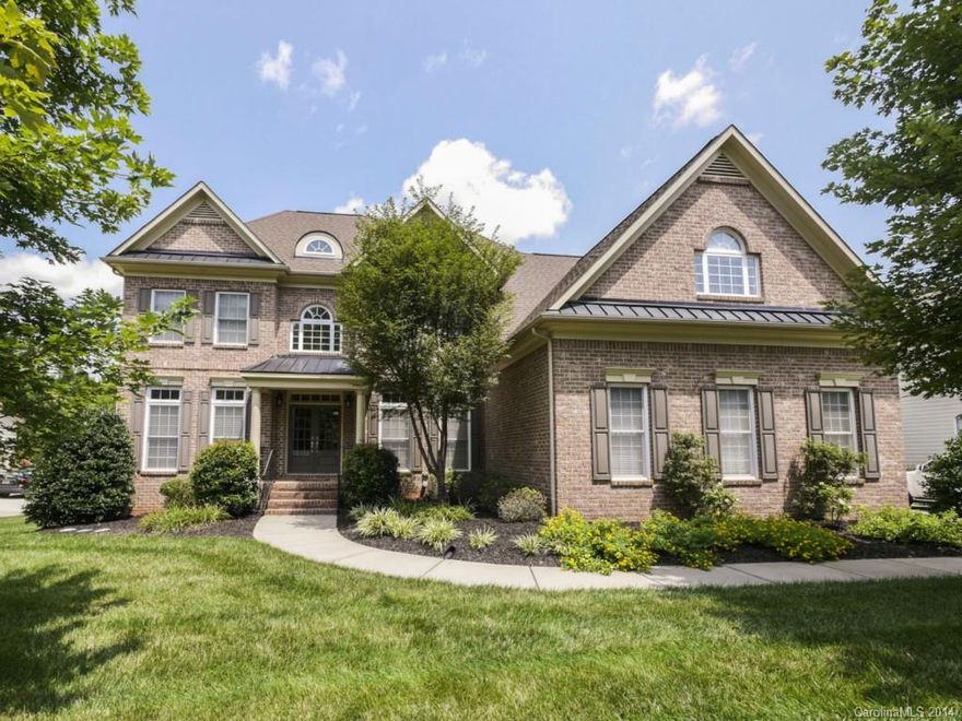 Stunning home w/ finished basement & screened-in porch overlooking private & wooded backyard.  2 sty Foyer and Great rm w/stacked stone fireplace and built-in shelving.  Bright Kit w/double oven, gas cooktop, granite bar and counter, tile bcksplsh, ss appls, built-in desk & breakfast nook!   Huge master br w/double trey ceil. Lovely master ba w/jacuzzi tub, split vanity. Large retreat off master ba. Huge basement w/media & pool table area, office, storage. Elegant molding & trim pkg thru out.