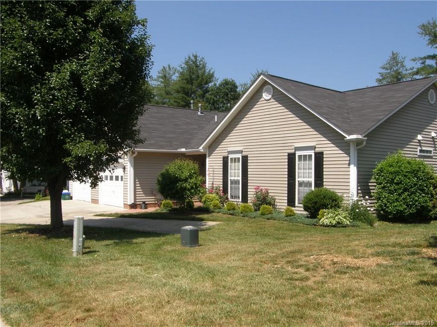 Private, one level living in St. Johns Commons.  Spacious 3 bedroom 2 bath with gas fireplace.  Master has addition with sitting room and large walk-in closet.  Enclosed patio - great for entertaining!