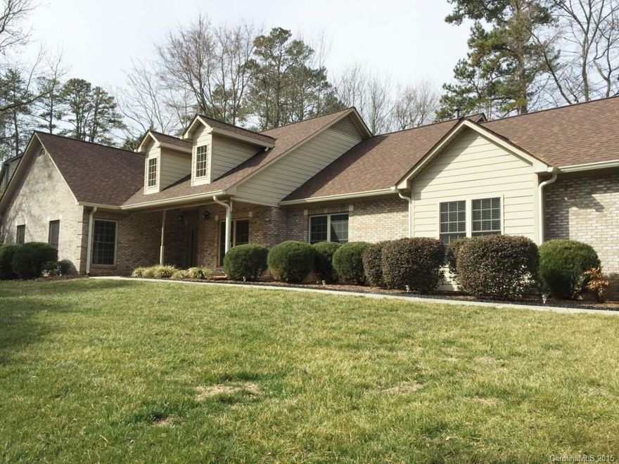 Immaculate Brick Ranch on cul de sac in desirable River Hills.  Well designed kitchen with granite countertops and updated cabinet layout. Hardwoods in Living room, Great room and Dining Area. Built in 2006, the home has 9 foot ceilings with an open layout.. Great for entertaining. Landscaping is beautiful with a park-like backyard and in-ground irrigation. Very private location. Easy to maintain. Homeowner has kept all major systems in excellent condition. New roof. New gutters.