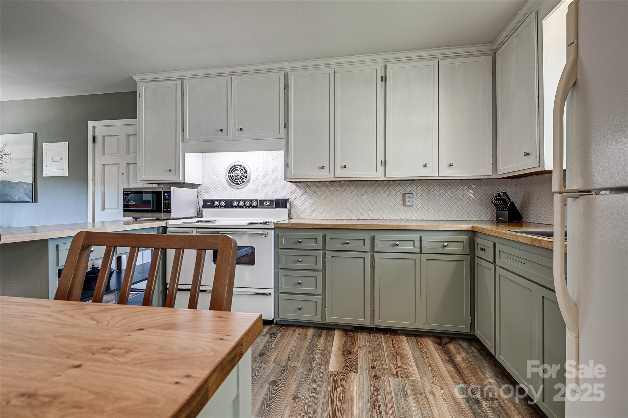 Conover, North Carolina 28613, United States, 3 Bedrooms Bedrooms, ,1 BathroomBathrooms,Residential,Under Contract,105890